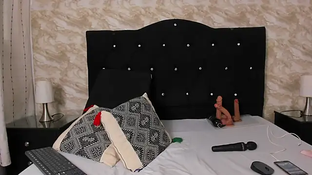 Keira Lennox online show from October 10, 2025, 11:42 am