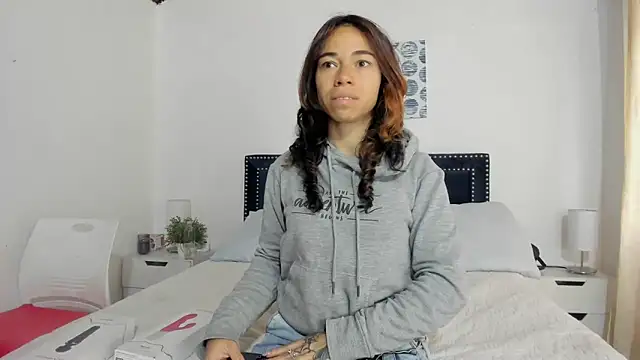 ZulyMichels online show from February 19, 2025, 12:44 pm