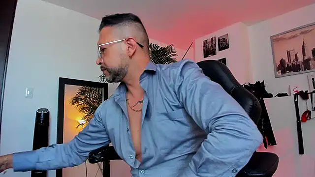 MrFrank tattoo online show from December 18, 2024, 3:22 pm