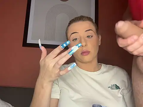 Snapshot of Strongqueen chatting on December 8, 2024, 8:25 pm Strongqueen online show from December 8, 2024, 8:25 pm