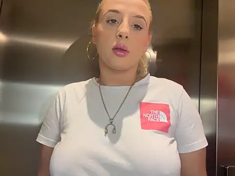 Snapshot of Strongqueen chatting on January 8, 2025, 5:26 pm Strongqueen online show from January 8, 2025, 5:26 pm