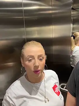 Snapshot of Strongqueen chatting on January 9, 2025, 5:22 pm Strongqueen online show from January 9, 2025, 5:22 pm