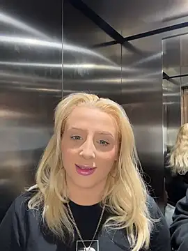 Snapshot of Strongqueen chatting on January 10, 2025, 9:10 pm Strongqueen online show from January 10, 2025, 9:10 pm