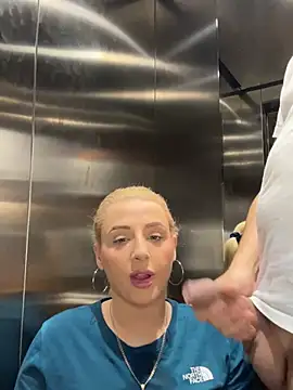 Snapshot of Strongqueen chatting on January 12, 2025, 8:14 pm Strongqueen online show from January 12, 2025, 8:14 pm