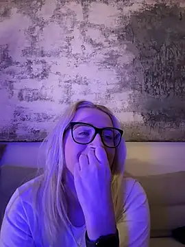 Snapshot of Strongqueen chatting on January 18, 2025, 12:13 am Strongqueen online show from January 18, 2025, 12:13 am