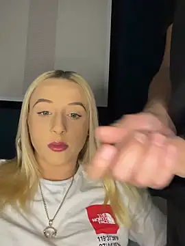 Snapshot of Strongqueen chatting on February 14, 2025, 11:42 pm Strongqueen online show from February 14, 2025, 11:42 pm