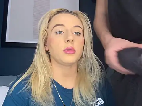 Snapshot of Strongqueen chatting on February 15, 2025, 8:43 pm Strongqueen online show from February 15, 2025, 8:43 pm