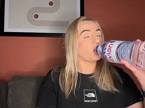 Snapshot of Strongqueen chatting on March 8, 2025, 11:18 pm Strongqueen online show from March 8, 2025, 11:18 pm