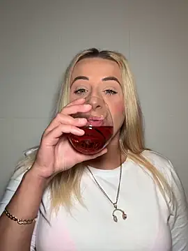 Snapshot of Strongqueen chatting on September 12, 2025, 9:59 pm Strongqueen online show from September 12, 2025, 9:59 pm