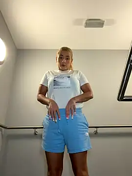 Snapshot of Strongqueen chatting on October 10, 2025, 9:14 pm Strongqueen online show from October 10, 2025, 9:14 pm