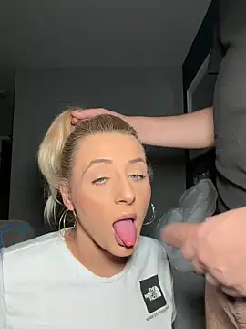 Snapshot of Strongqueen chatting on October 29, 2025, 8:43 pm Strongqueen online show from October 29, 2025, 8:43 pm