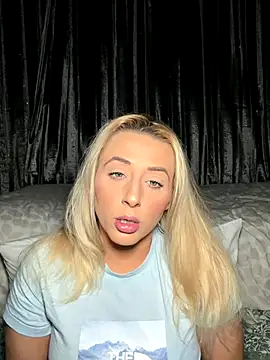 Snapshot of Strongqueen chatting on November 8, 2025, 8:07 pm Strongqueen online show from November 8, 2025, 8:07 pm