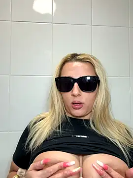 Snapshot of Strongqueen chatting on November 20, 2025, 7:02 pm Strongqueen online show from November 20, 2025, 7:02 pm