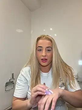 Strongqueen online show from April 18, 2026, 6:01 pm