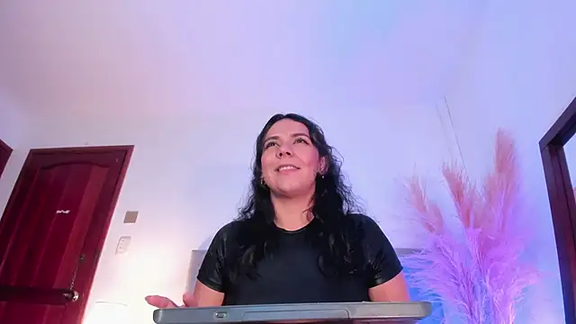 Amber  Davis online show from February 3, 2025, 9:18 pm