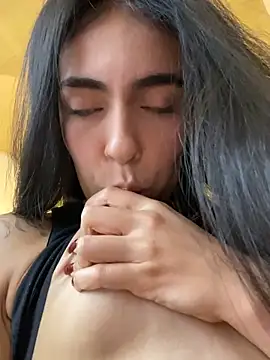 Snapshot of DaphneUwu chatting on February 23, 2026, 1:36 am DaphneUwu online show from February 23, 2026, 1:36 am