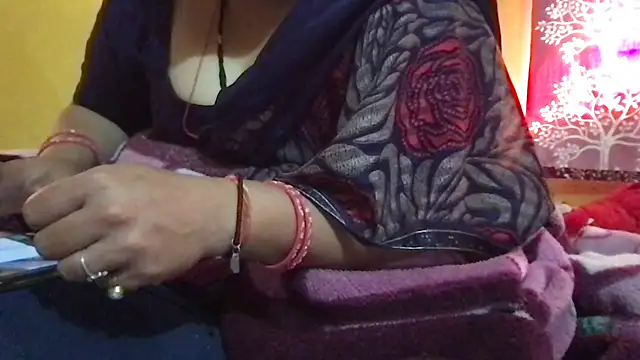 Snapshot of Riyasingh9 chatting on November 4, 2025, 4:44 am Riyasingh9 online show from November 4, 2025, 4:44 am