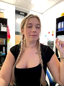 CherryAuroraa online show from December 4, 2024, 9:46 pm