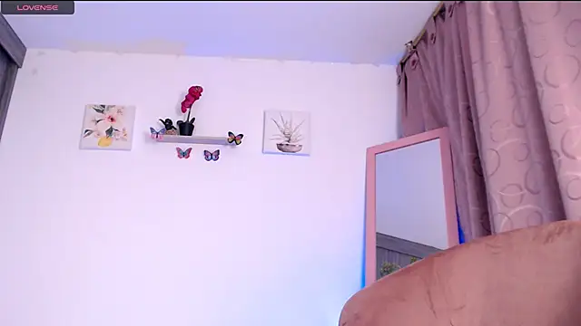 Annaross2 online show from February 26, 2025, 4:14 pm