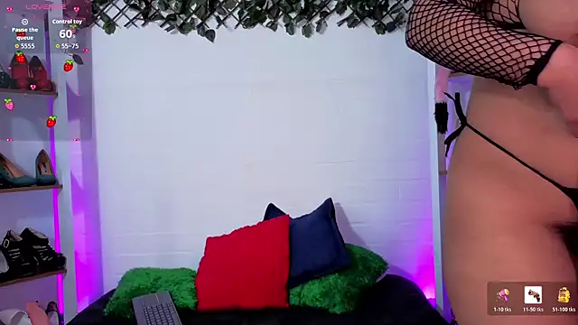 Snapshot of louise_nails chatting on April 20, 2026, 5:26 pm louise nails online show from April 20, 2026, 5:26 pm