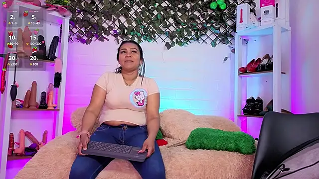 Snapshot of louise_nails chatting on June 24, 2026, 8:19 pm louise nails online show from June 24, 2026, 8:19 pm
