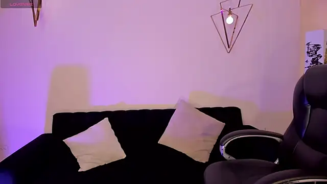 JuanitaClay online show from April 23, 2026, 8:00 pm