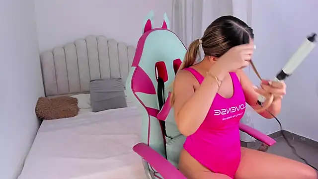 sofia henaok online show from January 30, 2025, 4:06 am