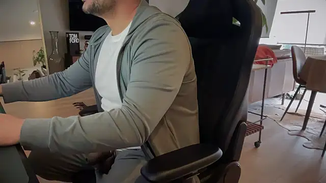 HungandThickLatin online show from March 12, 2025, 6:33 pm