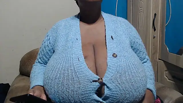 Snapshot of CUTEFIRMMELONSS chatting on July 4, 2026, 5:52 pm CUTEFIRMMELONSS online show from July 4, 2026, 5:52 pm