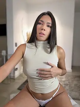 Snapshot of EllaSanz_ chatting on November 7, 2025, 10:32 pm EllaSanz online show from November 7, 2025, 10:32 pm