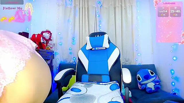 Snapshot of Aleexx___ chatting on November 16, 2025, 10:32 am Aleexx online show from November 16, 2025, 10:32 am