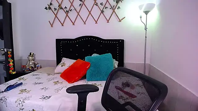 naughty girl 4u online show from November 18, 2025, 7:29 pm