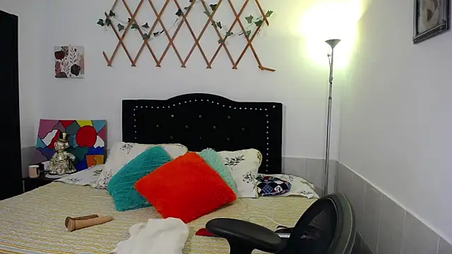 naughty girl 4u online show from April 8, 2026, 8:20 pm