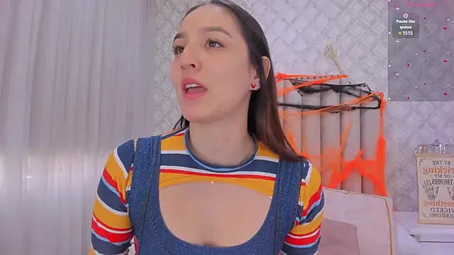 Pia Johnson  online show from October 31, 2025, 11:44 am