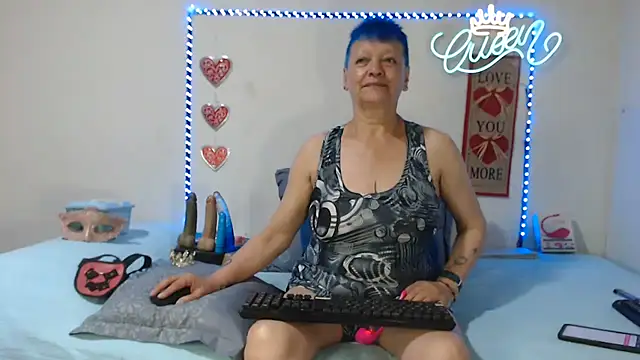 loquitaqueen011 online show from May 10, 2026, 3:17 pm