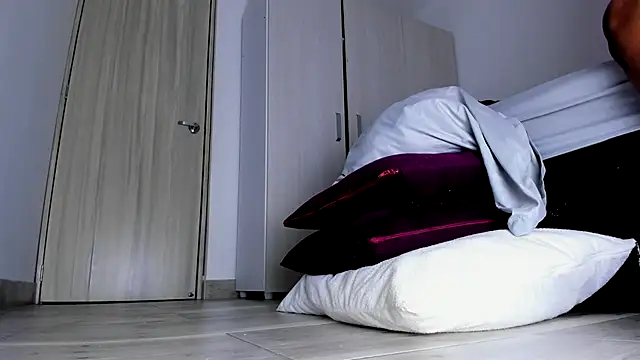 Skarleth69 online show from November 5, 2025, 2:11 am