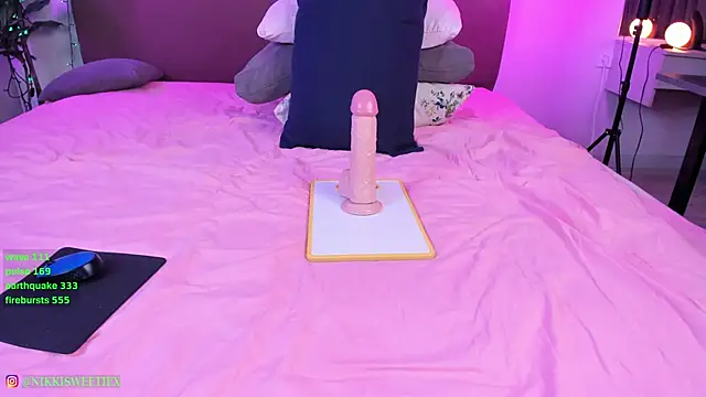 nikkisweetie online show from December 21, 2024, 12:16 pm