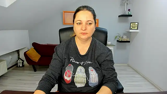 LollaGirl online show from February 9, 2026, 4:05 am