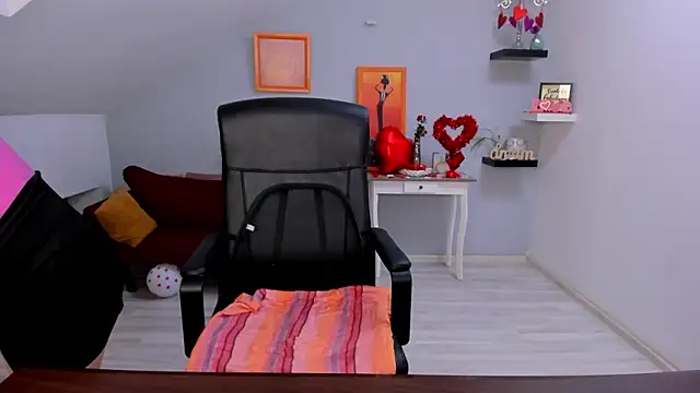 LollaGirl online show from February 17, 2026, 4:20 am