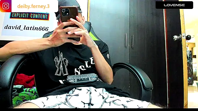 Snapshot of davidlatin66 chatting on December 15, 2024, 6:37 pm davidlatin66 online show from December 15, 2024, 6:37 pm