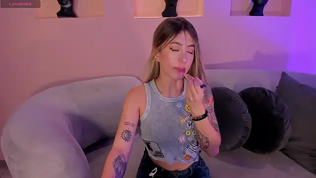 EveBensonX online show from February 26, 2025, 12:25 pm