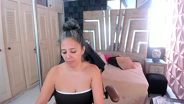 cute sassy online show from November 22, 2025, 2:05 pm