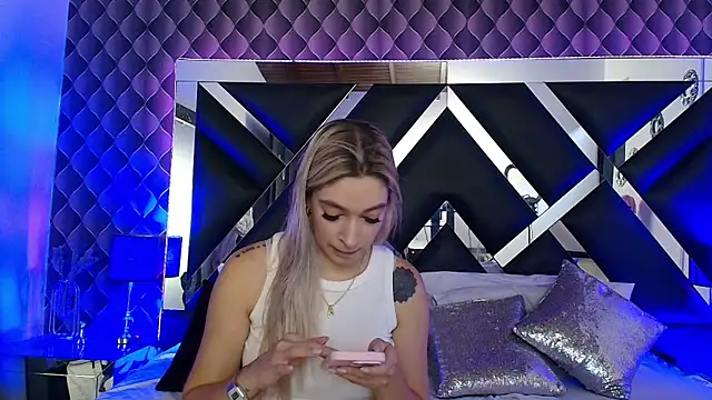 victoriaa lee  online show from November 19, 2025, 7:36 pm