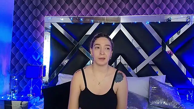 victoriaa lee  online show from April 13, 2026, 7:52 pm