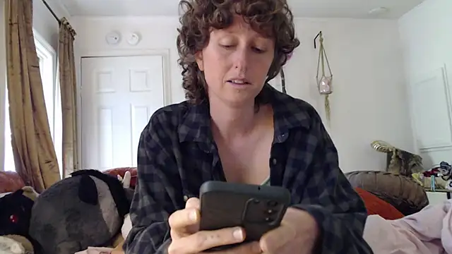 mossy kiss online show from September 9, 2025, 4:17 pm