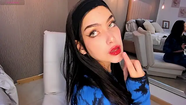 Alexa Thaylor  online show from March 19, 2025, 5:39 pm