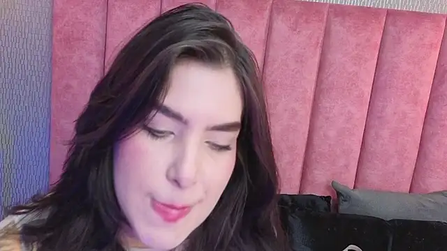 Alexa Thaylor  online show from February 24, 2026, 3:32 pm