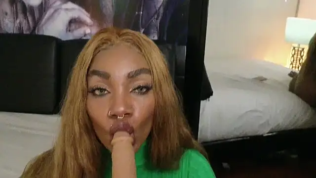 Snapshot of emely_brandon chatting on November 28, 2025, 4:37 am emely brandon online show from November 28, 2025, 4:37 am