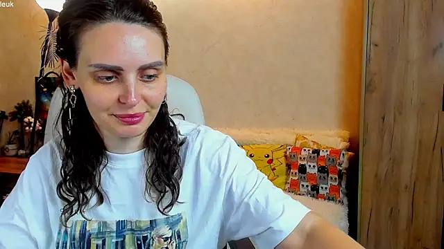 mia grantes online show from October 5, 2025, 8:18 pm
