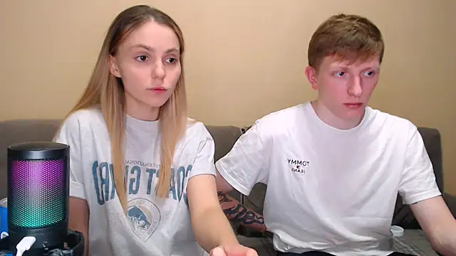 juliaanddima online show from February 19, 2026, 9:55 pm